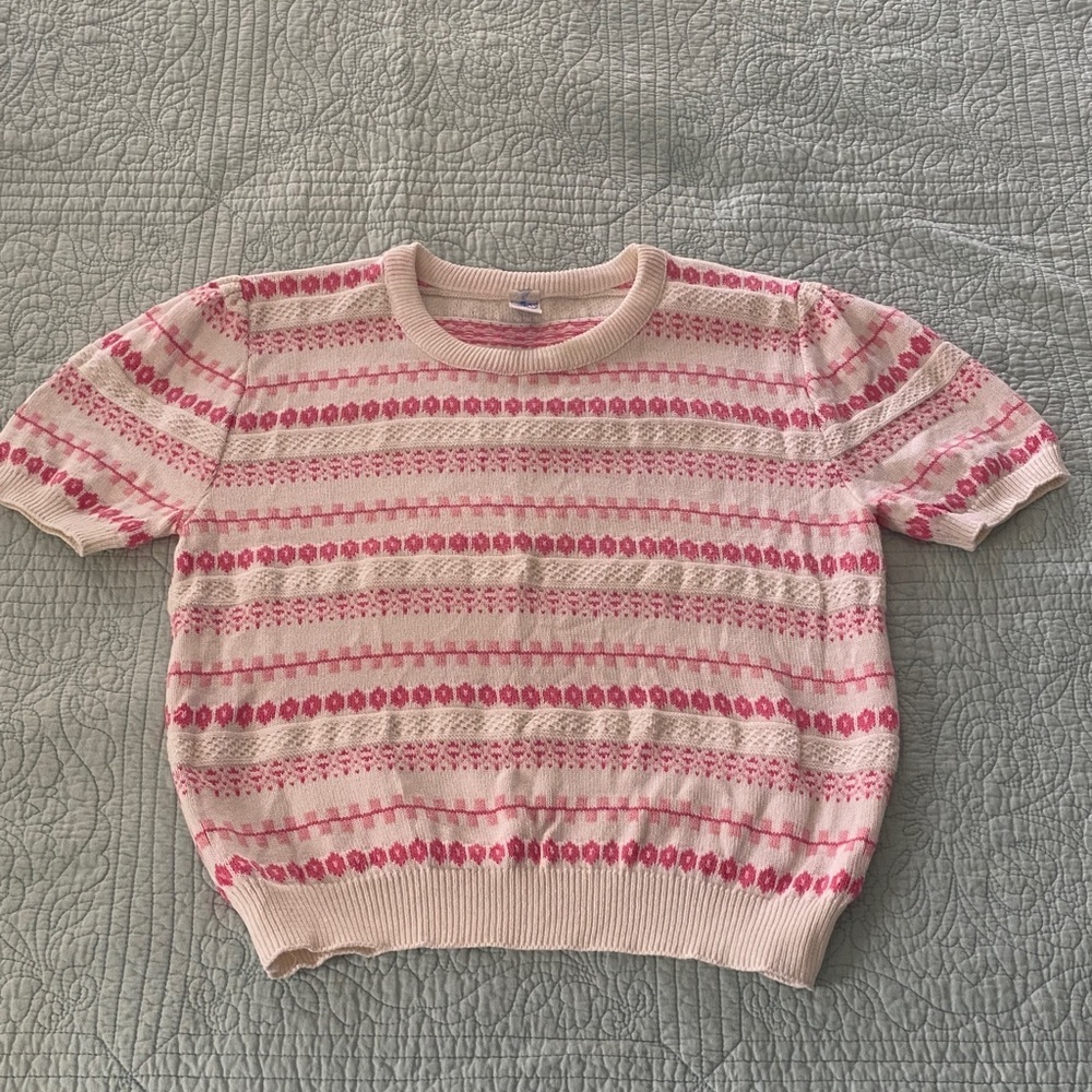 Northern Isles Women's Pink and White Sweater